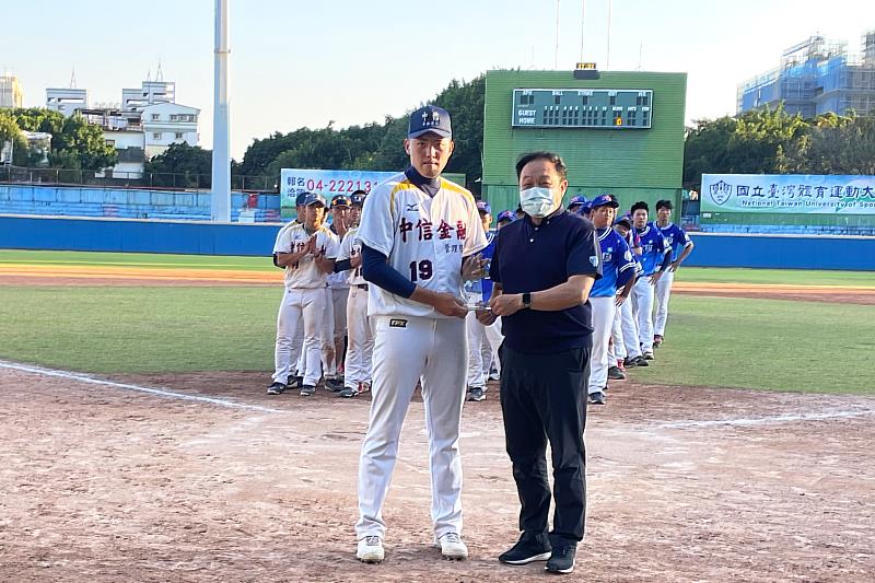 中金院大三生鄭亦軒(圖左)球速達到145公里以上，迎戰萬能科大的比賽中壓制對方打線，榮獲賽事「功勞獎」的肯定。(中信金融管理學院提供)