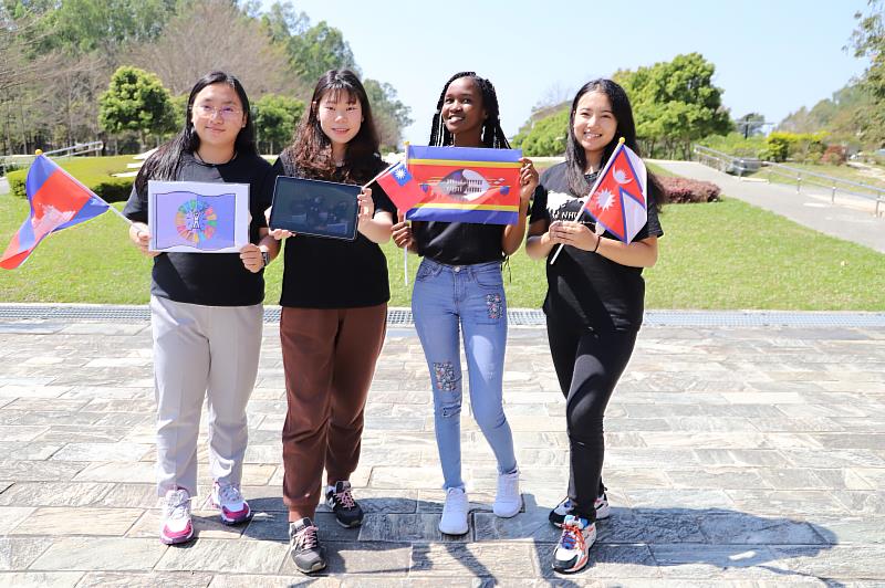 南華大學國際生組隊參加「探索台灣120H-永續趴趴走」競賽，榮獲第三名，並於活動中介紹南華大學。左起為柬埔寨的蘇妮卡、台灣的林珈伃、史瓦帝尼的藍安淇以及尼泊爾籍的倩蓮。