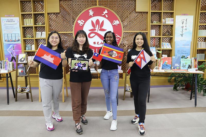 南華大學國際生組隊參加「探索台灣120H-永續趴趴走」競賽，榮獲第三名。左起為柬埔寨的蘇妮卡、台灣的林珈伃、史瓦帝尼的藍安淇以及尼泊爾籍的倩蓮。