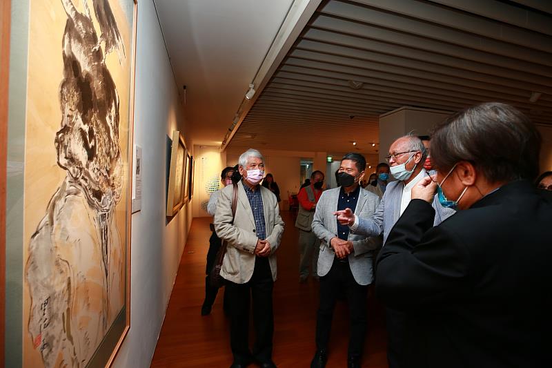 文化部長李永得（右3）欣賞「2022台灣美術院院士大展」展覽作品–謝里法《樂土》