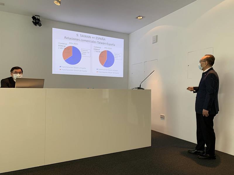 3.	劉大使以「臺灣，新契機」為題向Albacete商會廠商演講