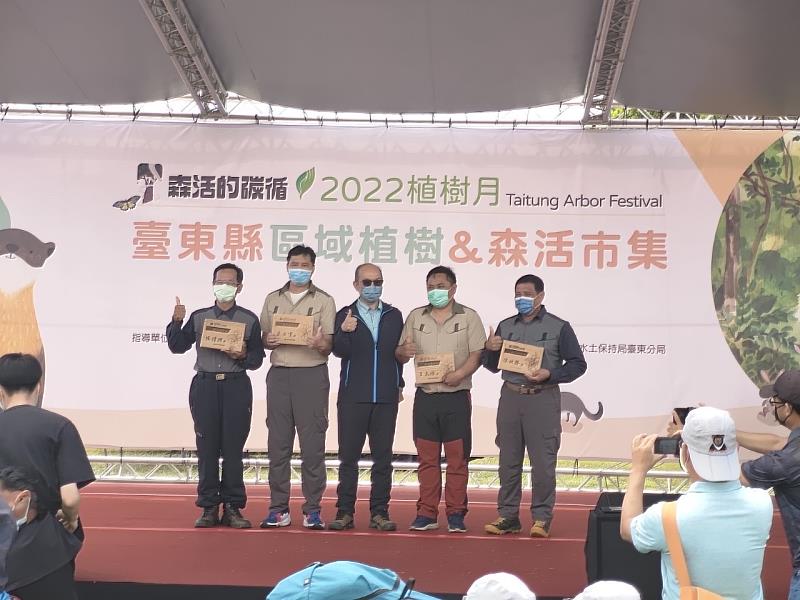 吳昌祐處長頒獎給優秀森林護管員