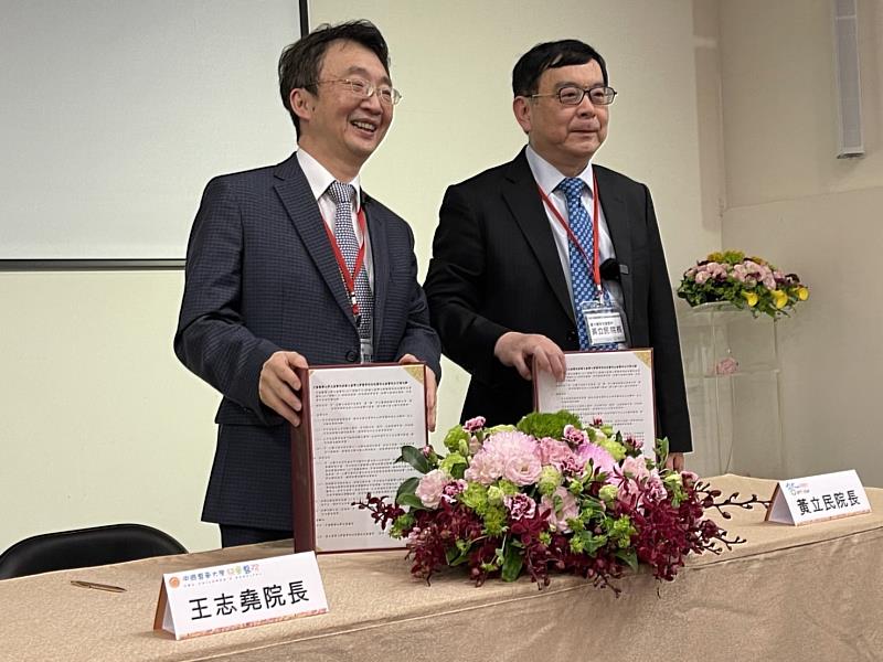 王志堯院長與黃立民院長代表兩所兒童醫院簽訂合作備忘錄(MOU)