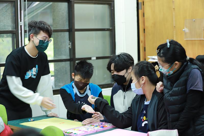 公廣系志工協助學生發想創意