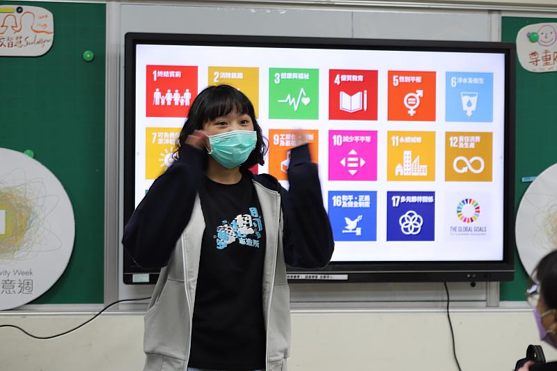 公廣系志工講解SDGs 17項永續發展目標