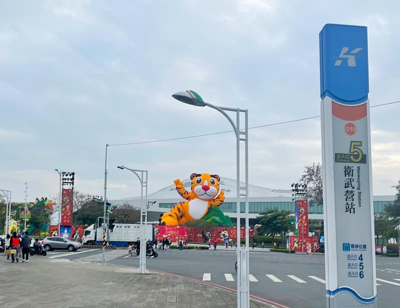 衛武營國家藝術中心周邊享有完整、方便的捷運路網，生活機能齊全，以屋齡25年上下的中古大樓或華廈為購屋主力。