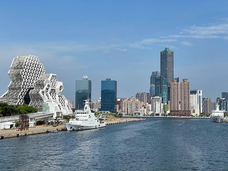 高雄流行音樂中心(左邊白色建築)，周邊大型公共建設利多加持，吸引在地換屋族或是慕名而來的中北部客人。