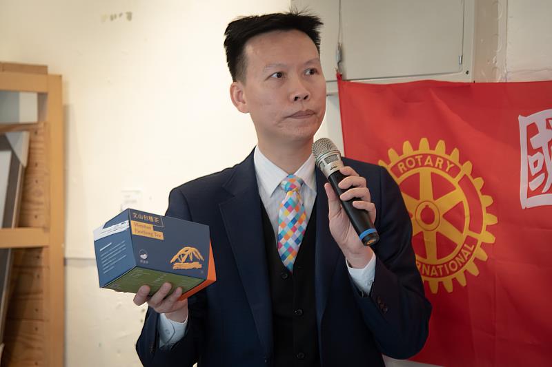 台北圓山扶輪社下屆社長裴超颿手拿「增溫茶」，以嫁女兒的心情將成果移交華梵大學。
