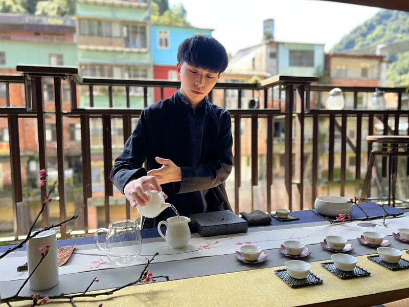 華梵大學茶席師董立委進行茶席展演。