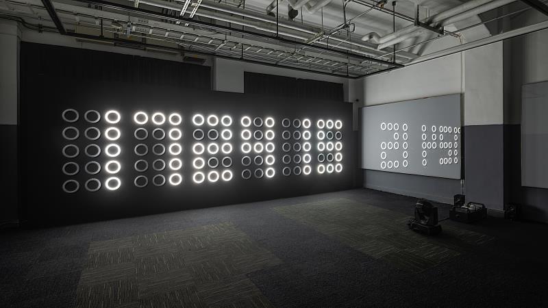 顯現出「2030」沉沒倒數與「crisis」字樣，希冀透過聲光體驗，能激起更多的危機感，反思解決環境問題的急迫與重要性。