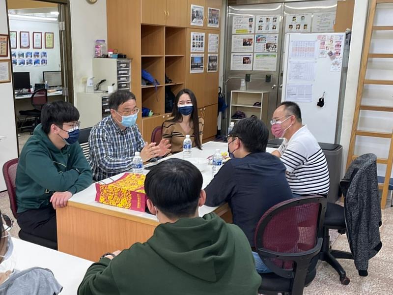 本校團隊與國立中山大學物理系張鼎張教授洽談高科技發展及課程。