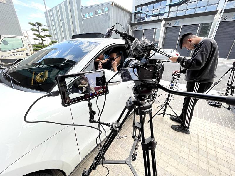 公廣系何性東副教授帶領學生拍攝高級車款形象片