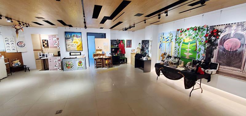南華大學視設系第十六屆畢業展「啟始點」開跑，圖為首場台中場展場。