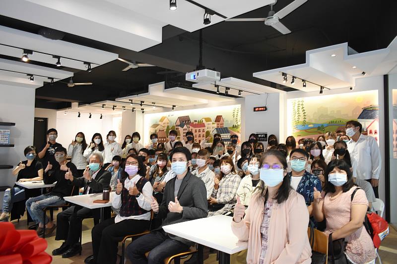 南華大學視設系第十六屆畢業展「啟始點」開跑，師生大合照