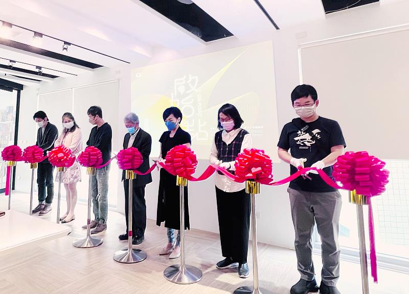 南華大學視設系第十六屆畢業展「啟始點」開跑，進行剪綵儀式。