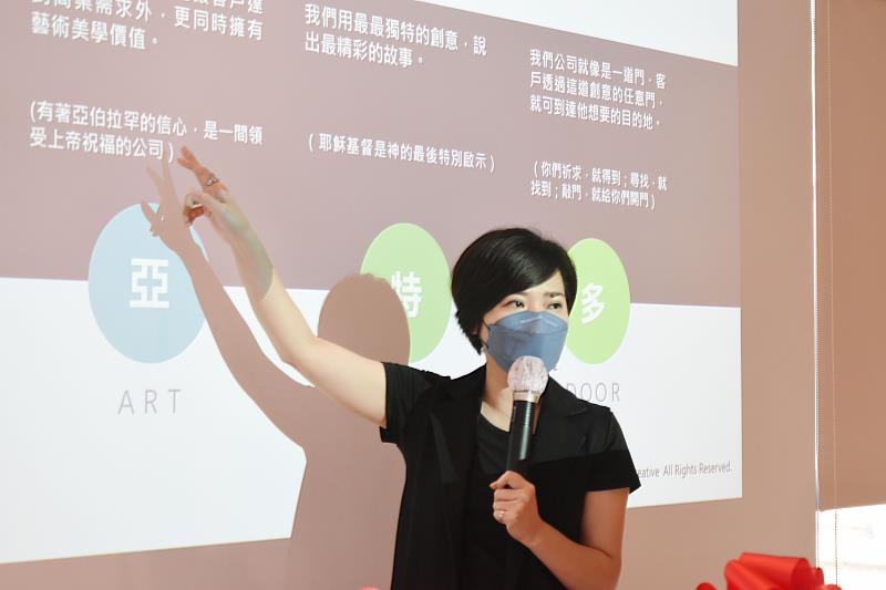 南華大學視設系第十六屆畢業展「啟始點」開跑，邀請亞特多創意公司藝術總監吳怡儒進行專題講座。