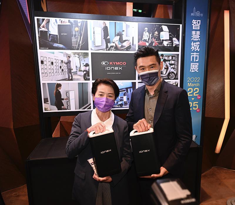 台北市政府黃珊珊副市長特地造訪KYMCO Ionex展攤，光陽集團董事長柯勝峯親自說明Ionex 3.0能源解決方案為智慧城市帶來的便利生活。