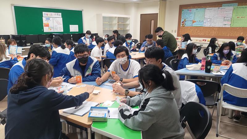 醫學院規劃的營養＂金促咪＂課程，透過桌遊方式激發學習興趣，探索營養的知識寶庫（資料畫面來源：義守大學提供）。