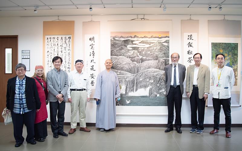 「澄懷味象」美展現場合影。右三為華梵大學林從一校長。