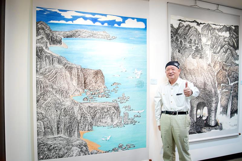 新竹縣青溪新文藝學會邱炳亮理事長與作品合影。
