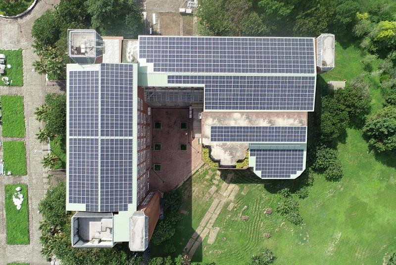 暨大近期規劃第三期的太陽能設備建置工程，1-3期的太陽光電發電設備約可提供3000個家庭一年用電量，在南投縣太陽能發電量排名第一。