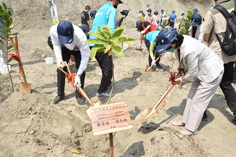 高雄市政府農業局副局長鄭清福(左)與臺灣橋頭地方法院院長簡色嬌(右)齊植樹