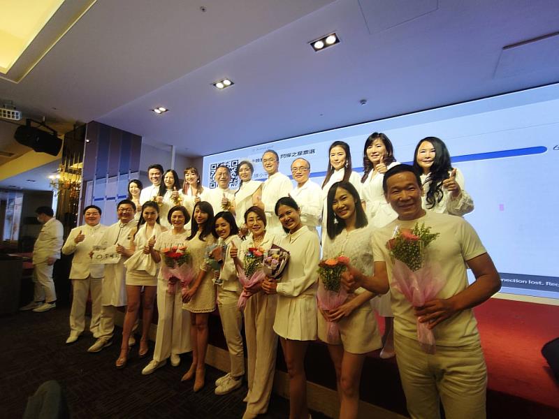 藍綠白台北市議員穿白禮服象徵嫁給市民。