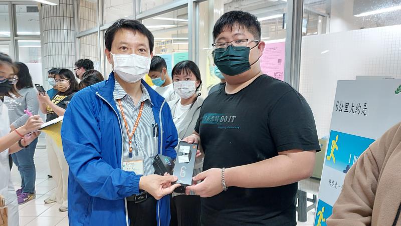 崑大衛保組推動健走活動，學務長張世熙(左)代表提供獎品鼓勵參加的學生