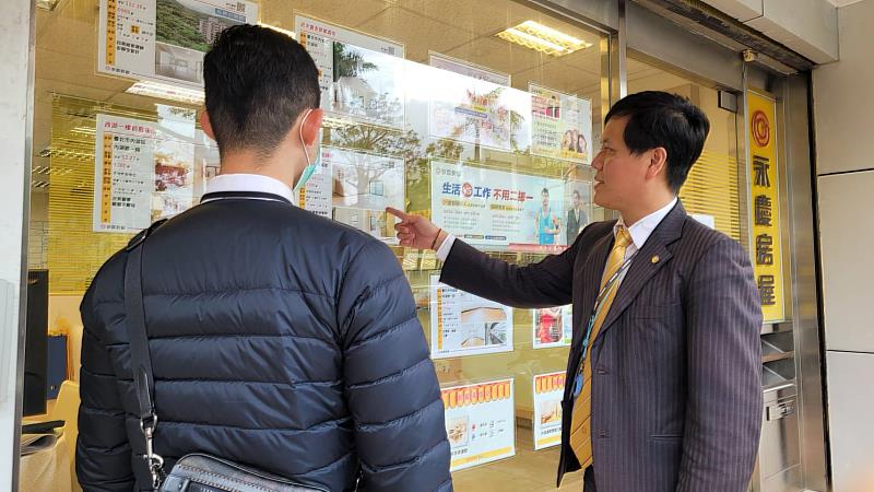 永慶房屋張祐碩經紀人（圖右）曾遇過客戶在看過房子後，向張祐碩經紀人說他希望能夠簽訂「AB約」，讓他能夠把房貸抬高到九成，遭到張祐碩經紀人嚴正拒絕。