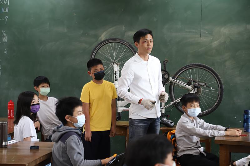 翁章梁會同桃市長鄭文燦參訪諾瓦小學 盼取經「嫁接」實驗學校經驗