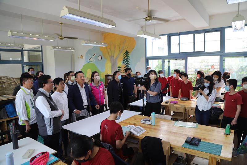 翁章梁會同桃市長鄭文燦參訪諾瓦小學 盼取經「嫁接」實驗學校經驗