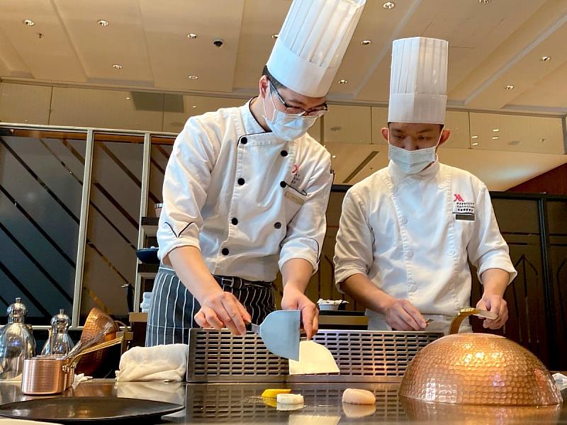 高雄萬豪酒店，以最高規格、最全面教育訓練，與義守大學共同注入教學養分增能加值。(照片來源：義守大學提供)