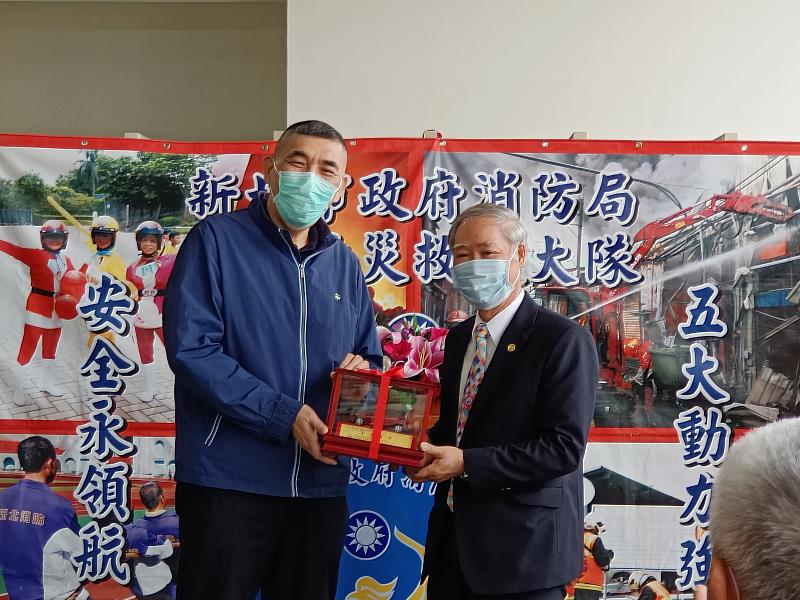 消防局於111年3月18日上午10時於樹潭分隊辦理捐贈災情勘查車儀式，全球傳動科技公司董事長李清崑到場捐贈，消防局長黃德清代表受贈。