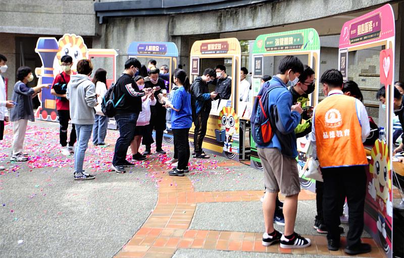 陽光列車校園巡禮活動開幕第一天就吸引許多同學駐留報名參與。