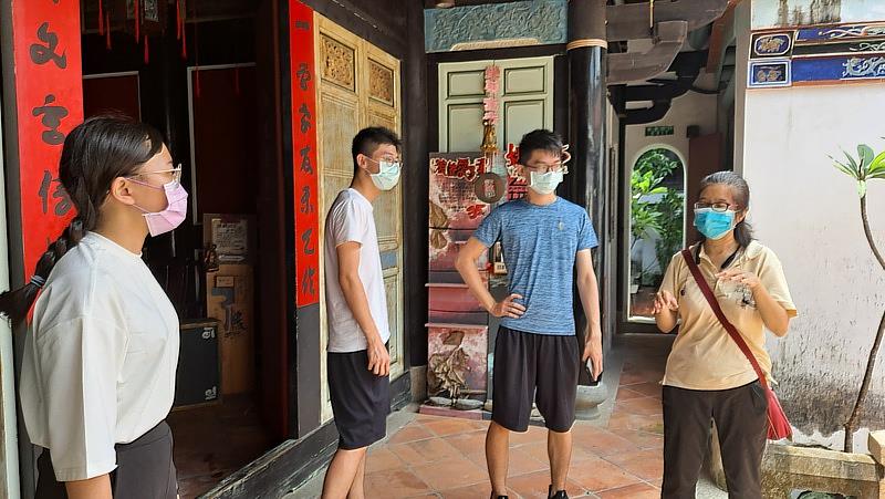 李悅恩同學(左一)、鄭翔睿同學(左二)、鄭翔鴻同學(右一)走訪安平了解當地歷史