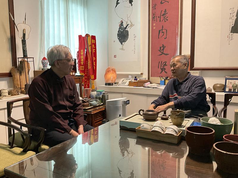 國美館梁永斐館長（左）與李轂摩老師相談甚歡