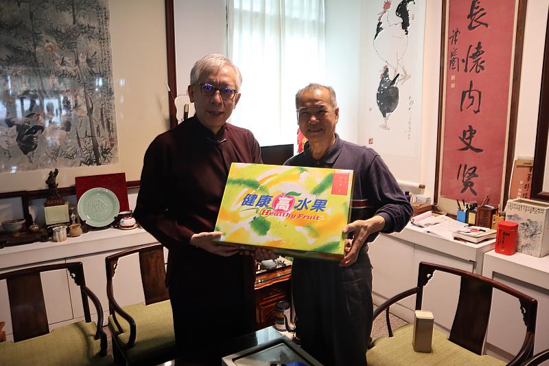 國美館梁永斐館長（左）拜訪定居南投的藝術家李轂摩老師