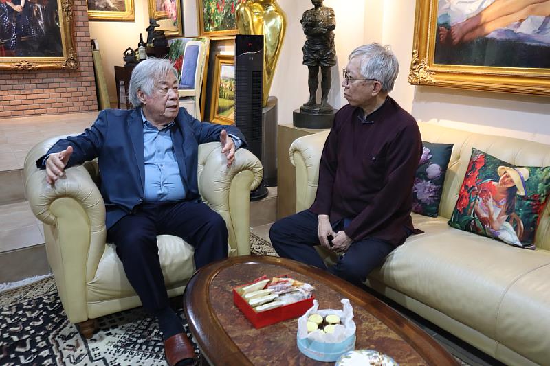 國美館梁永斐館長（右）與陳輝東老師就臺灣美術的發展與未來交換意見