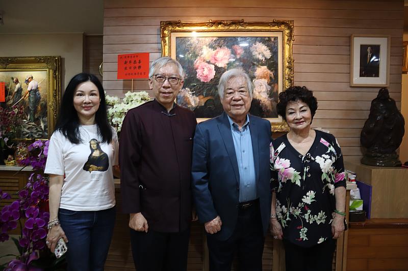 由右至左，藝術家陳輝東老師賢伉儷、國美館梁永斐館長、藝術家陳香吟