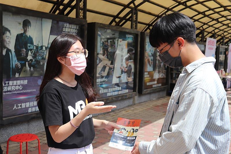 主持播報社團幹部細心向同學介紹參賽規則