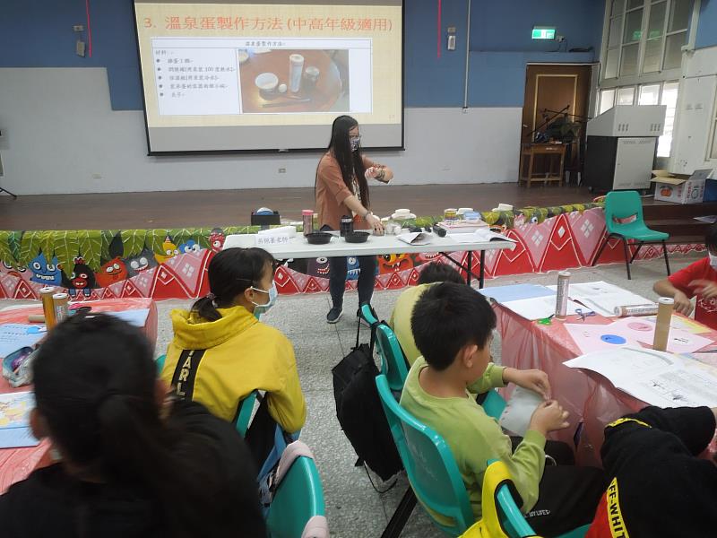 吳佩蓁講師示範溫泉蛋製作。