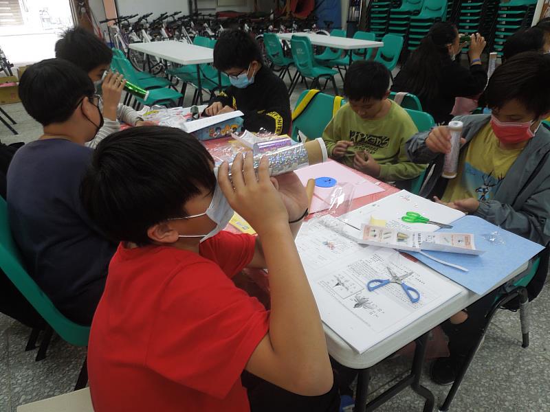 學童們動手製做稜鏡櫻花筒。