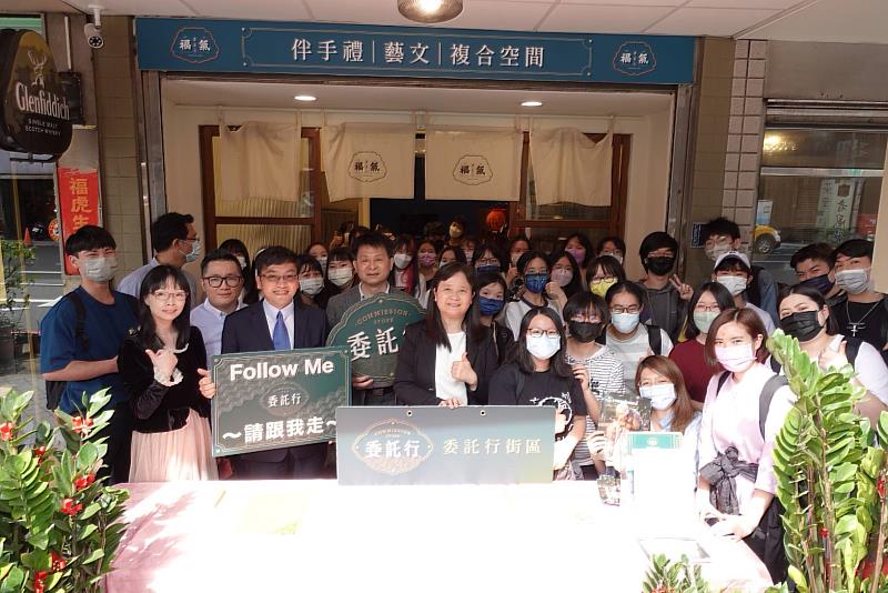 委託行商圈與國立臺灣海洋大學海洋文創設計產業學系共同簽訂產學合作契約，資料來源：基隆市委託行商圈發展協會
