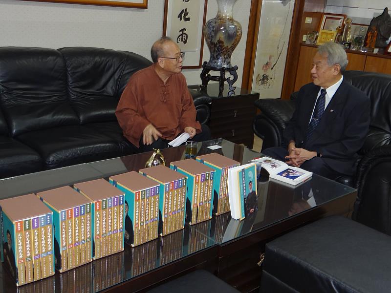 知名作家許仁圖致贈校長龔瑞璋五套【元汁元味毓氏元學】。