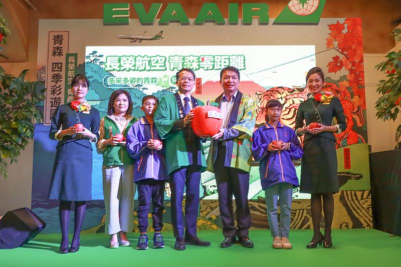 執行長鍾德美(左二)、長榮航空總經理孫嘉明(左四)與沙崙國小校長周俊宏(右三)及小朋友合影。
