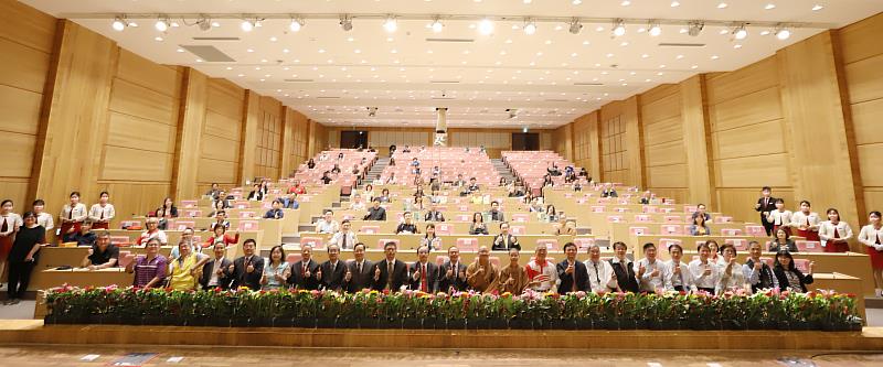 南華大學舉辦創校26週年校慶，與會貴賓大合照。