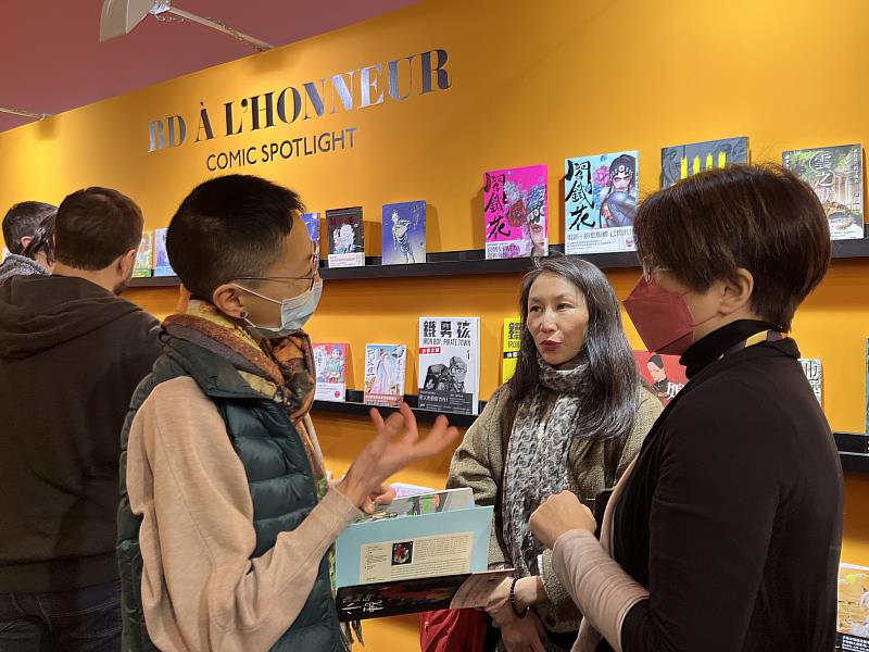 國際出版從業人員與臺灣策展團隊交流（右二：國際知名漫畫編劇 Loo Hui Phang）