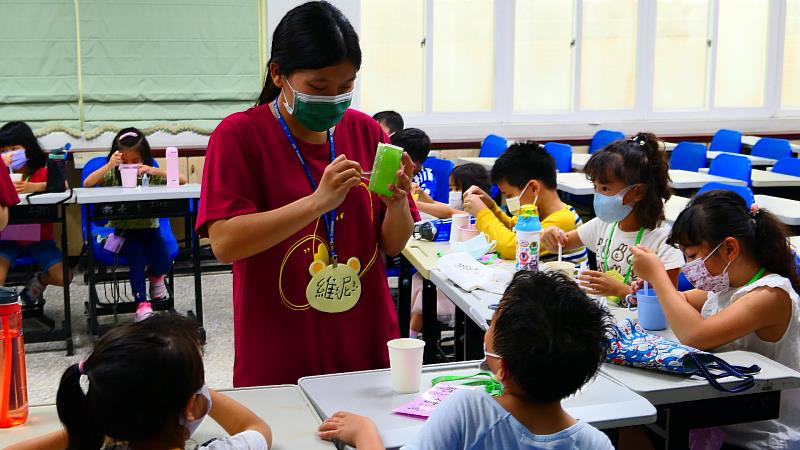 帶領學童製作乾洗手