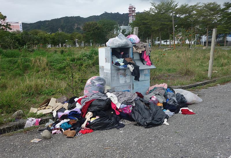 舊衣回收箱隨意丟置廢棄物 最重罰6000元 臺東現環保局呼籲提升公德心