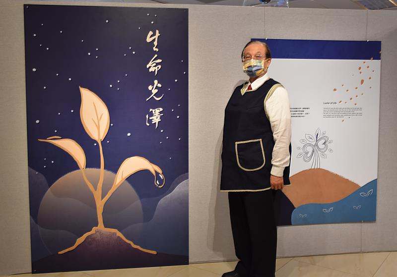 南華大學「臺灣生命教育意象館」揭牌啟用，前教育部長吳清基穿著孕婦模擬裝體驗孕婦懷胎的辛苦。